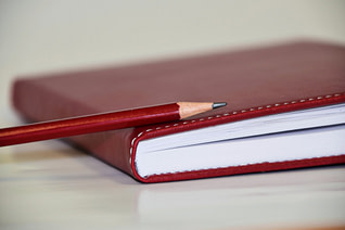cuaderno y lápiz rojos